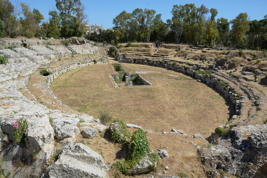 Syracuse, th&eacute;atre grec creus&eacute; dans la roc - Sicile - Italie
