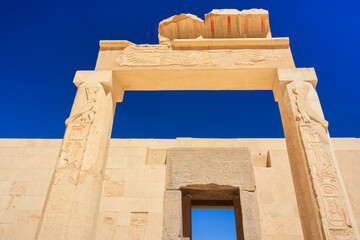 Obraz premium The mortuary temple of Quinn Hatshepsut located opposite the city of Luxor, Egypt.