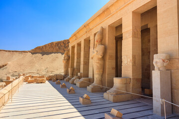 Obraz premium The mortuary temple of Quinn Hatshepsut located opposite the city of Luxor, Egypt.