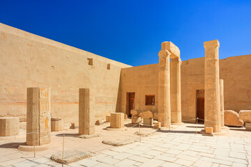 Obraz premium The mortuary temple of Quinn Hatshepsut located opposite the city of Luxor, Egypt.