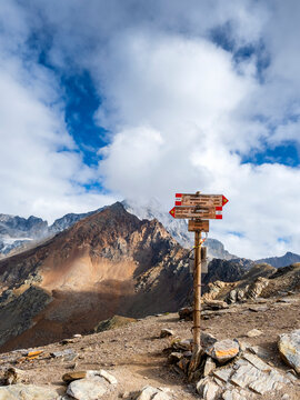 Italy, Ortler Alps, sign post, Gran Zebru in the background