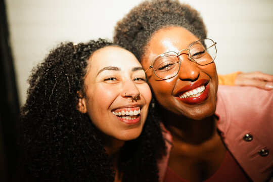 African american girls having fun in the streets after party concert - People lifestyle and nightlife concept - Main focus on afro woman mouth - UGC flash content