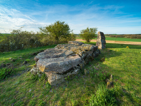 Megalithgrab und Menhir aus der Jungsteinzeit, Hessen, Deutschland