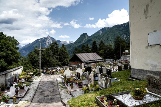 architettura e dettagli caratteristici delle abitazioni tradizionali del Trentino nella zona delle Pale di san Martino. Trento, Trentino Alto Adige, Italia