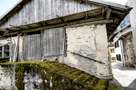 architettura e dettagli caratteristici delle abitazioni tradizionali del Trentino nella zona delle Pale di san Martino. Trento, Trentino Alto Adige, Italia