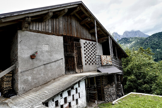 architettura e dettagli caratteristici delle abitazioni tradizionali del Trentino nella zona delle Pale di san Martino. Trento, Trentino Alto Adige, Italia