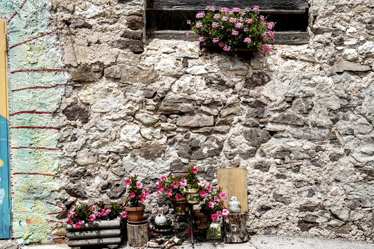 architettura e dettagli caratteristici delle abitazioni tradizionali del Trentino nella zona delle Pale di san Martino. Trento, Trentino Alto Adige, Italia