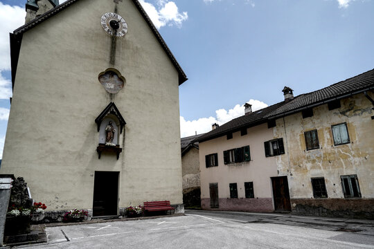 architettura e dettagli caratteristici delle abitazioni tradizionali del Trentino nella zona delle Pale di san Martino. Trento, Trentino Alto Adige, Italia