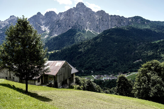 architettura e dettagli caratteristici delle abitazioni tradizionali del Trentino nella zona delle Pale di san Martino. Trento, Trentino Alto Adige, Italia