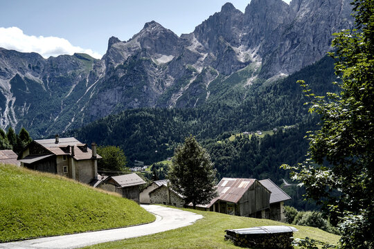 architettura e dettagli caratteristici delle abitazioni tradizionali del Trentino nella zona delle Pale di san Martino. Trento, Trentino Alto Adige, Italia
