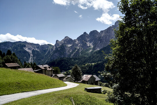architettura e dettagli caratteristici delle abitazioni tradizionali del Trentino nella zona delle Pale di san Martino. Trento, Trentino Alto Adige, Italia