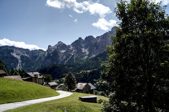 architettura e dettagli caratteristici delle abitazioni tradizionali del Trentino nella zona delle Pale di san Martino. Trento, Trentino Alto Adige, Italia