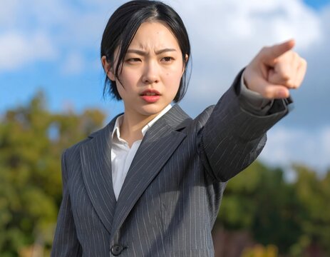 犯人を特定し、睨みつける女性