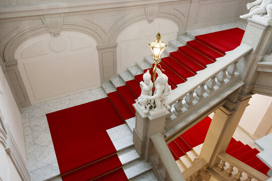 Blick von oben auf eine kunstvoll gestaltete Treppenanlage mit klassischer Architektur