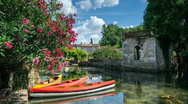 Paysage pittoresque du d&eacute;partement de la Charente au bord de la rivi&egrave;re La Guirlande autour du village de Bassac en &eacute;t&eacute;