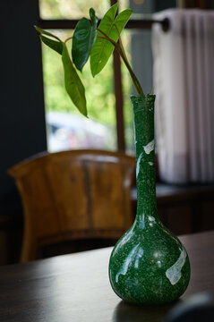 Elegant Green Marble-Effect Vase with Heart-Shaped Green Leaf, Indoor Decor