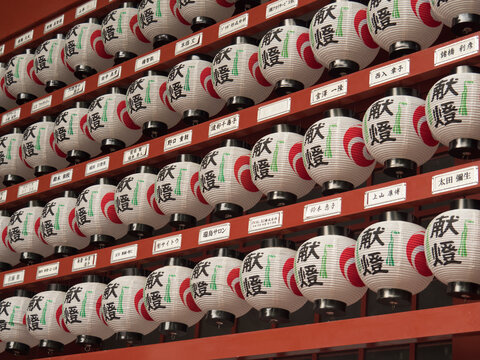 Alignement de lanternes japonaises traditionnelles dans un sanctuaire au Japon