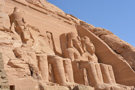 Visi&oacute;n lateral del templo de Abu Simbel, Egipto
