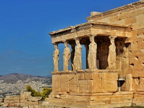 Vistas de las cariatides de la antigua Grecia en la acropolis, Atenas.