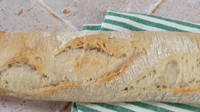 Baguette de pain fran&ccedil;aise traditionnelle en gros plan