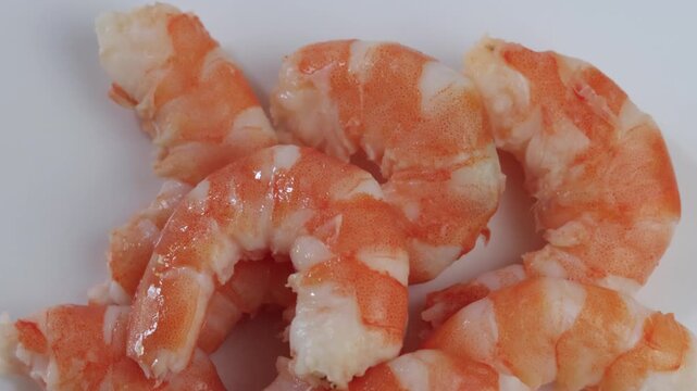 Crevettes cuites d&eacute;cortiqu&eacute;es fond blanc	