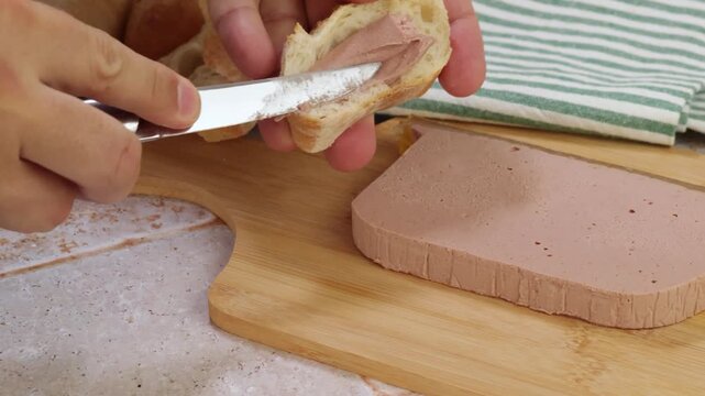 Tartine au p&acirc;t&eacute; de foie de porc