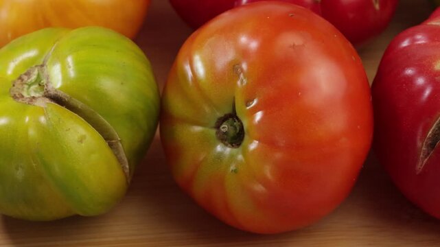 diff&eacute;rentes tomates anciennes en gros plan