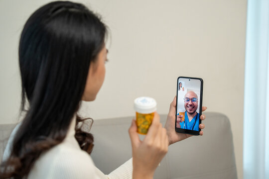 The woman consulted a doctor online. The doctor prescribed medication via telemedicine and provided advice on taking the medication and maintaining good health.