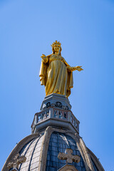 Fototapeta premium La Vierge Dorée de la Basilique Notre-Dame-de-Fourvière de Lyon en France
