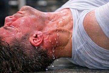 Naklejka premium A person lying down in the rain, suitable for scenes of sadness or despair