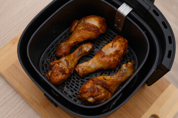 Delicious and juicy golden roasted chicken drumsticks baked in an air fryer © Paweł Kacperek