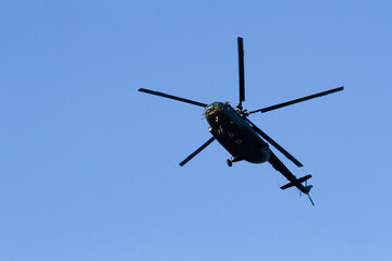 Polski wojskowy smigłowiec medyczny przelatujący tuż nad głowami na tle czystego, błękitnego nieba   Polish military medical helicopter flying overhead against clear blue sky © Adrian White