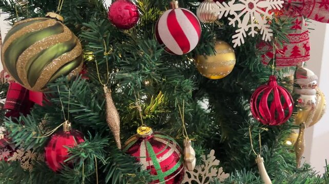 &Oacute;rbita alrededor del &aacute;rbol de Navidad decorado