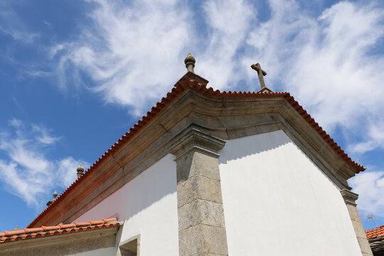 Architecture religieuse authentique au c&oelig;ur du village de Pinheiro Novo au Portugal