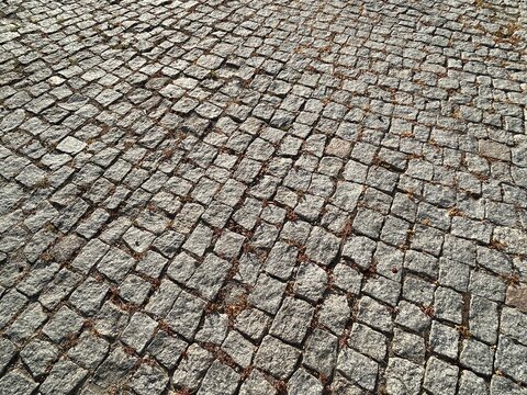 Perspective sur une rue pav&eacute;e mettant en valeur l'alignement des pierres naturelles