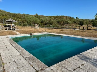 Fototapeta premium Piscine extérieure offrant une vue panoramique exceptionnelle sur les montagnes du nord du Portugal