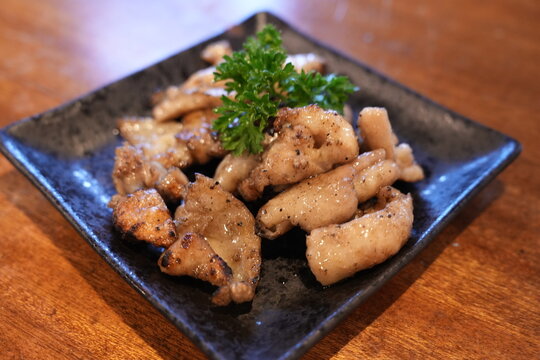 Close-up of Charcoal Grilled Chicken Skin Yakitori Skewers with Savory Sauce - 日本料理 炭火焼き鳥 鶏皮 
