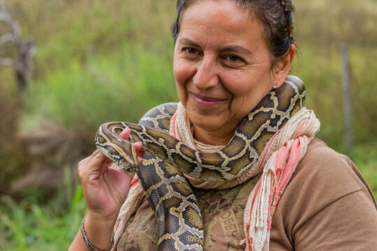 serpiente sobre cuello de persona