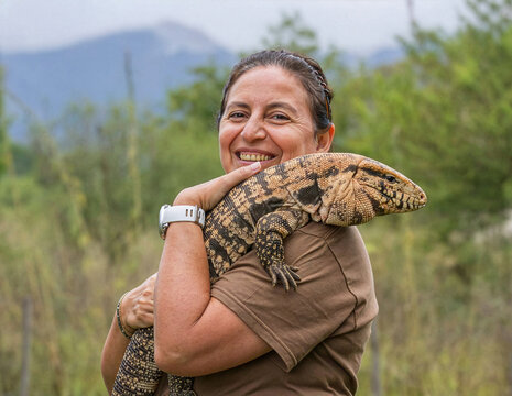 Persona sosteniendo lagarto over colorado