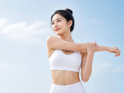 운동 전에 팔과 어깨를 스트레칭하는 여성
