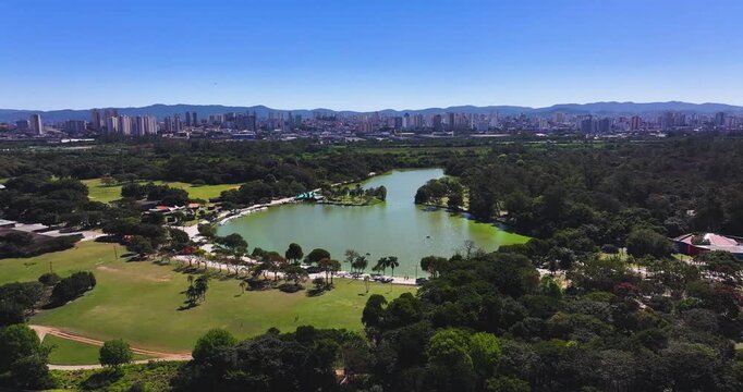 4K aerial drone footage of Parque Ecol&oacute;gico do Tiet&ecirc; in S&atilde;o Paulo, Brazil, featuring the lake, urban forest and green recreation areas.