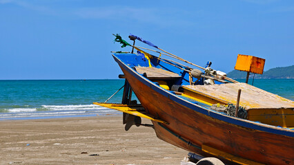 Obraz premium Fishing boats were lined up along the beach.