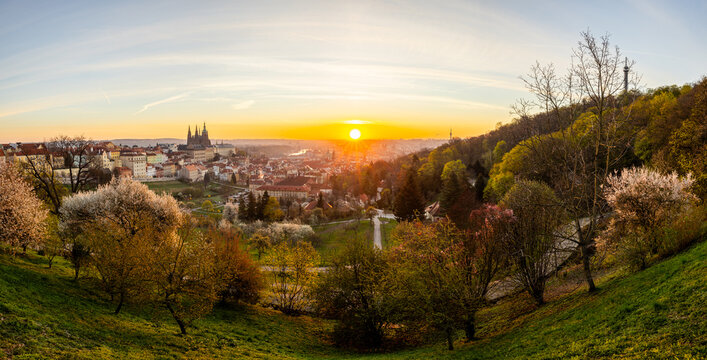 Panoramatick&yacute; pohled na Pražsk&yacute; hrad a Malou Stranu při v&yacute;chodu slunce se slunečn&iacute; hvězdic&iacute; z Petř&iacute;na, Praha, Česk&aacute; republika
Panoramic view of Prague Castle and Lesser Town at sunrise with sunstar fr