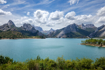 Obraz premium Mountains in the Montaña de Riaño y Mampodre Regional Park, León, Castile and León, Spain