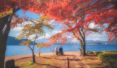 Obraz premium Mt. Fuji over Lake Kawaguchiko with autumn foliage and couple love at sunrise in Fujikawaguchiko, Japan.