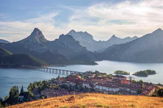 The Ria&ntilde;o Reservoir, with the town on its banks bathed in the evening light, Le&oacute;n, Castile and Le&oacute;n, Spain
