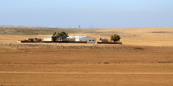 Paisaje des&eacute;rtico y chabolas al sur de Amm&aacute;n, Jordania, Oriente Medio