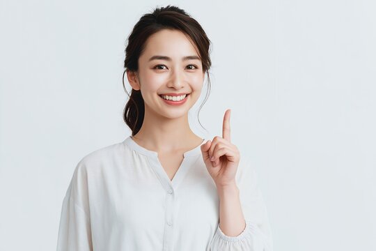 笑顔で指差しポイントを説明する爽やかな若い日本人女性