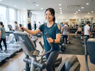 Fototapeta premium 最新フィットネスジムで笑顔のエクササイズを楽しむ日本人女性