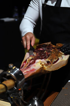 maestro jamonero cortando y limpiando jam&oacute;n ib&eacute;rico